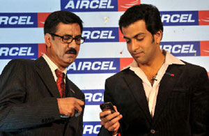 Gurdeep Singh, (Left) chief operating officer, Aircel, and film actor Prithviraj, at the launching ceremony of Aircel&rsquo;s Kerala operations in Kochi on Tuesday.