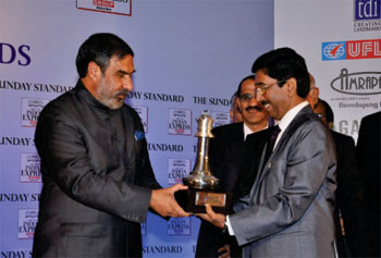 Mr T Sreekanthan, General Manager of Canara Bank Circle Office, Delhi Circle, receiving the Award on behalf of the Bank, from Mr Anand Sharma, Union Minister for Commerce and Industry