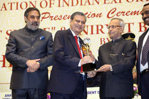 Mr A K Gupta, Executive Director of Canara Bank, receiving the Award from the President of India, flanked by Mr Anand Sharma, Union  Minister for Commerce, Industry & Textiles, and Mr M Rafeeque Ahmed, President, Federation of Indian Export Organisations (FIEO).