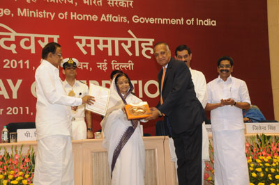 Chairman and Managing Director of Canara Bank S Raman receiving "Indira Gandhi Rajbhasa Shield" from the President Pratibha Devi Singh Patil for the best implementation of official language at the Hindi Divas function in New Delhi on Septmber 14, 2011