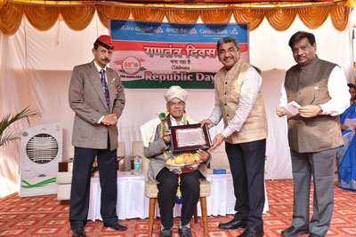 Canara Bank Managing Director & CEO honouring noted writer Naa Someshwara