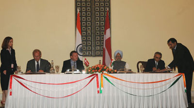 Indian Prime Minister Manmohan Singh and Denmark Prime Minister Lars Lokke Rasmussen witnessing the signing agreements between India and Denmark in New Delhi on September 11, 2009. 