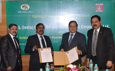 R.S. Sharma, CMD, ONGC and B.C. Tripathi, CMD, GAIL  flanked by Sudhir Vasudeva, Director (Offshore), ONGC and Prabhat Singh, Director (Marketing), GAIL on the occasion of signing of the Gas Cooperation Agreement between GAIL and ONGC