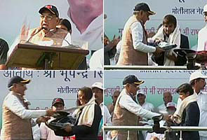 Haryana Chief Minister Bhupinder Singh Hooda honouring the atheletes