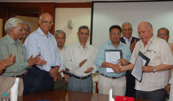 Dr.G.N.Saxena, Directpr (Cooperatove Development), IFFCO, greeting Ahmed Abo seadah, President, The Central Agricultural Cooperative Union of Egypt (CACU) after signing of an agrement with the latter for encouraging economic and social well being of the people particulary farming community in Egypt and India 