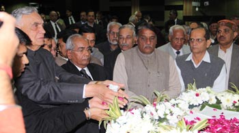 Floral tributes to Surinder Kumar Jakhar