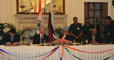 IFFCO Managing Director Uday Shanker Awasthi and Fosagro Director General Maxim Volkov signing a framework agreement on the import of di-ammonium phosphates from Russia in the presence of Prime Minister Manmohan Singh and Russian Premier Vladimir Putin