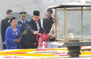 The President of the Republic of Indonesia, Dr. H. Susilo Bambang Yudhoyono paying floral tributes at the Samadhi of Mahatma Gandhi, at Rajghat, in Delhi on January 25, 2011. The first lady Mrs. Hj. Ani Bambang Yudhoyono is also seen.