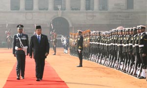 The President of the Republic of Indonesia, Dr. H. Susilo Bambang Yudhoyono inspecting the Guard of Honour at the ceremonial reception, at Rashtrapati Bhawan, in New Delhi on January 25, 2011.