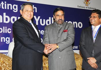 The President of the Republic of Indonesia, Dr. H. Susilo Bambang Yudhoyono and the Union Minister for Commerce and Industry, Shri Anand Sharma at the Business Luncheon Meeting by Confederation of Indian Industry (CII), Federation of Indian Chambers of Commerce and Industry (FICCI) and ASSOCHAM, in New Delhi on January 25, 2011. 