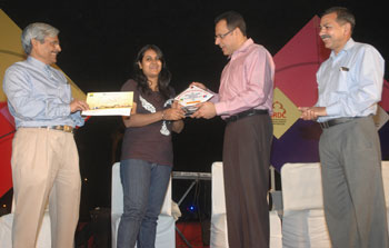 Chairman Delhi Tourism Manish Chatrath presented the cash prizes to the winning participants of the kite cutting competition of professionals