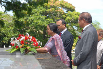 Lok Sabha Speaker Meira Kumar laying a wreath at Sir Seewoosagur Ramgoolam Botanical Garden, Pamplemousses on January 18, 2010.