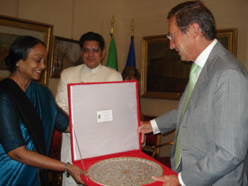Lok Sabha Speaker Mrs Meira Kumar presenting a memento to Mr. Ganfranco Fini, Speaker of the Chamber of Deputies of the Parliament of Italy, when she met him on the sidelines of the meeting of the Speakers of the Lower Houses G8 and G5 countries and Egypt held in Rome, Italy on September 13