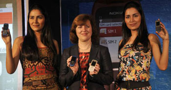 Executive Vice-President, Mobile Phones, Nokia, Mary McDowell (centre) along with models launching the company's dual-sim handsets in New Delhi on Monday