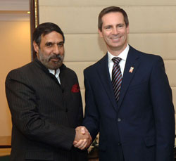 Ontario Premier Dalton McGuinty,Minister of Economic Development and Trade Sandra Pupatello and Canadian High Commissioner Joseph Caron with India's Commerce and Industry Minister Anand Sharma in New Delhi on December 7, 2009