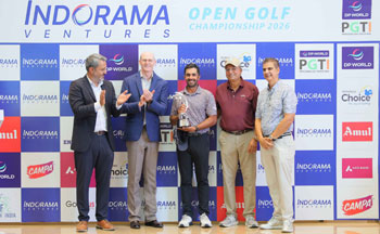 Champion Saptak Talwar (centre) receives the trophy from Stuart Kelly, Global Head of Corporate Communications, Indorama Ventures (2nd from left), Devang Shah, MD, Navratna Group (2nd from right), Nikhil Chopra, Former Indian Cricketer (extreme right) and Amandeep Johl, CEO, PGTI (extreme left)