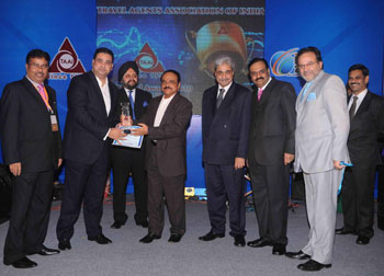 Maharashtra Deputy Chief Minister Chhagan Bhujbalpresenting the award