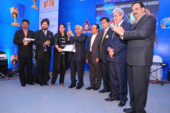 From left to right: Ibal Mulla, ITTE Chairman, Jagdeep Rikhy, Vice president of TAAI, Mrs A Goyal, Naresh Goyal, Maharashtra Deputy Chief Minister Chhagan Bhujbal, Amitabh Kant, Rajji Rai, TAAI President and Sunil Kumar, Chairman TAAI Travel Awards Committee.