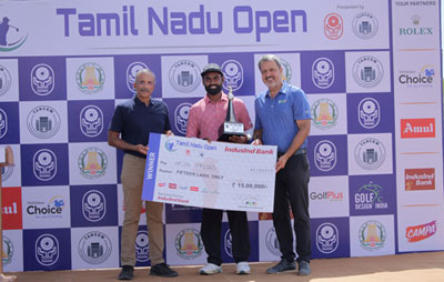 Champion Arjun Prasad (centre) receives the trophy and cheque from R Gopinath, President, Coimbatore Golf Club (left) and Amandeep Johl, CEO, PGTI (right).