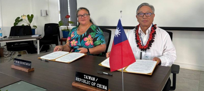 Taiwan's Deputy Minister of Foreign Affairs Tien Chung-kwang (right) signs a collaborative agreement with Desna Solofa, deputy secretary general of the PIF Secretariat on August 30 in the Kingdom of Tonga.
