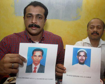 Joint Police Commissioner (Crime) Himanshu Roy displays pictures of two suspected terrorists identified as Hafiz Shareef (in the right photo) and Kalimuddin Khan alias Rameshwar Pandit, in Mumbai on Friday