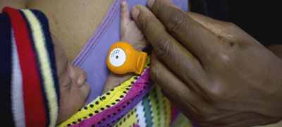 Baby in Papua New Guinea wears an orange hypothermia alert device at the neo natal unit in Mendi General Hospital in Southern Highlands Province to monitor its temperature. UNICEF/Kate Holt
