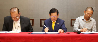 HWPL Chairman Lee Man-hee (center), H.E. Fernado Robles Capalla, D.D, Archbishop Emeritus of Archdiocese of Davao (left), and Esmael G. Mangudadatu, Governor of Maguindanao (right), sign the civilian peace agreement on 24 January 2014