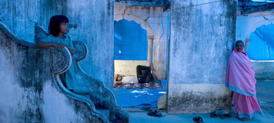 During Sri Lanka's civil conflict, displaced Muslims take shelter in the ruins of Rasool Puthuveli Mosque in Mannar District, Northern Province. (File from 2007) UNICEF/ Ron Haviv