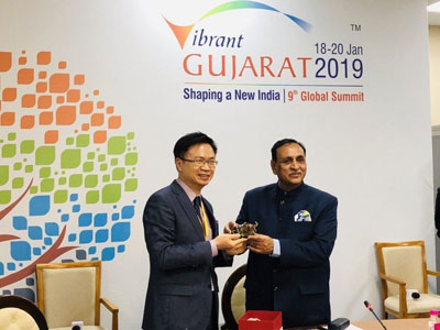 TAITRA Chairman James C. F. Huang (left) is welcomed by Gujarat Chief Minister Vijay Rupani at the Vibrant Gujarat Global Summit in Gandhinagar in India.