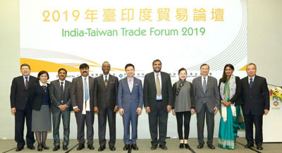 TAITRA Chairman James C. F. Huang (center) is joined by Vice Minister of Economic Affairs Wang Mei-hua (fourth right), Indian Commerce Secretary Anup Wadhawan (fifth right), ITA Director Sridharan Madhusudhanan (fifth left) and other guests in opening the India-Taiwan Trade Forum in Taipei City